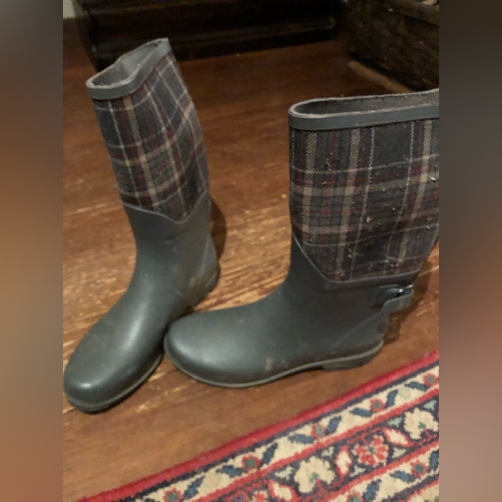Bass plaid rain boots.  Size 9 women
